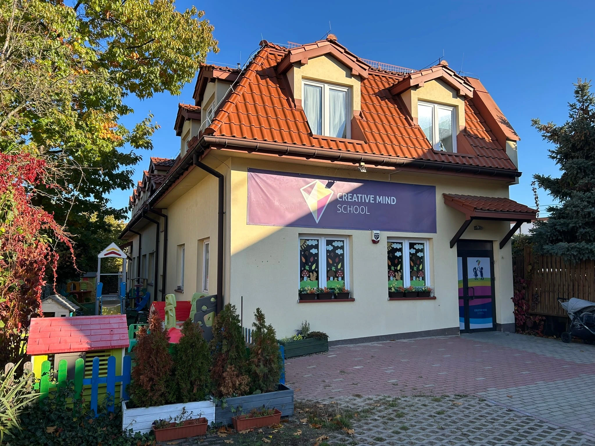 Budynek Creative Mind School przy ul. Żeromskiego 13 w Piasecznie — wejście do żłobka i przedszkola